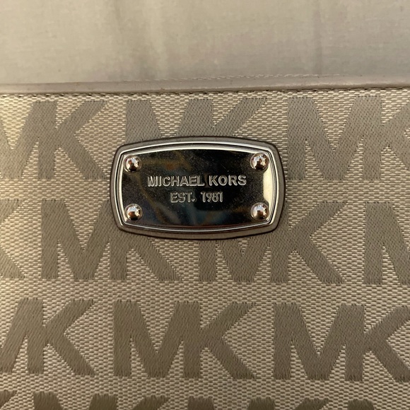 Michael Kors wristlet wallet - Picture 2 of 4